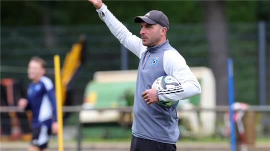 Co-Trainer Soner Uysal beim Training des HSV U21.