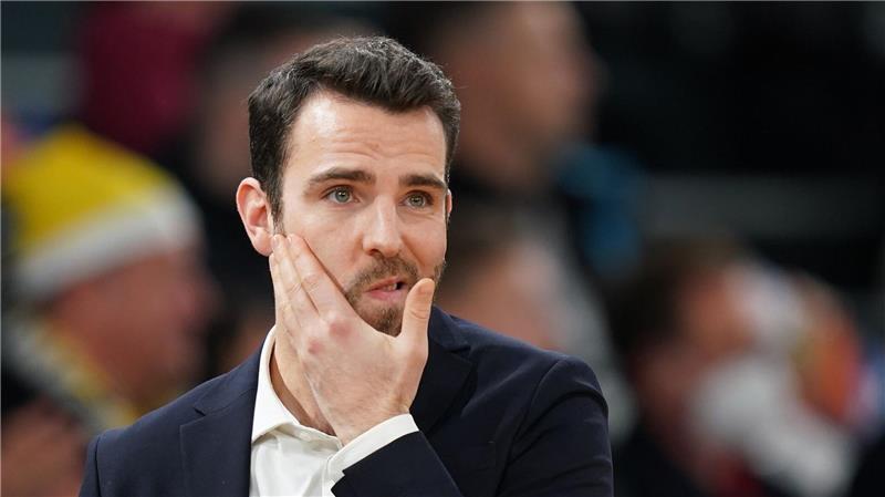 Coach Benka Barloschky blickt nachdenklich auf das Spielfeld.