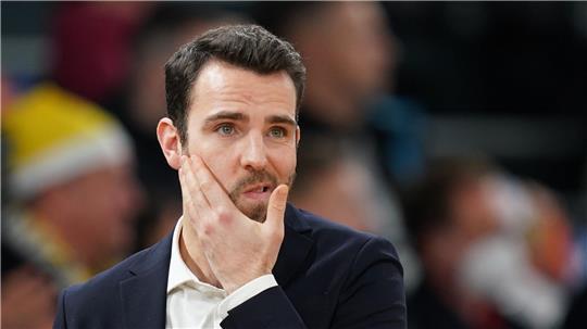 Coach Benka Barloschky blickt nachdenklich auf das Spielfeld.