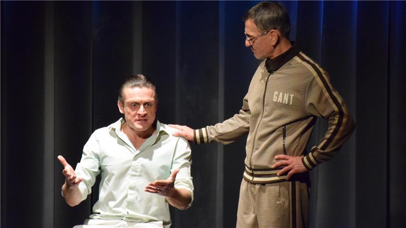 Coach Breitner (Thomas Gerber) gibt Ex-Anwalt Björn Diemel (Ralph Opferkuch) Ratschläge, um sein inneres Kind zu finden.