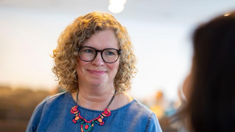 Hochbegabt mit IQ 130 plus: enorme Skills und viele Hürden Coach und Mentaltrainerin Ulrike Alt spricht mit einer Teilnehmerin des Hochbegabtentreffens in Duisburg.