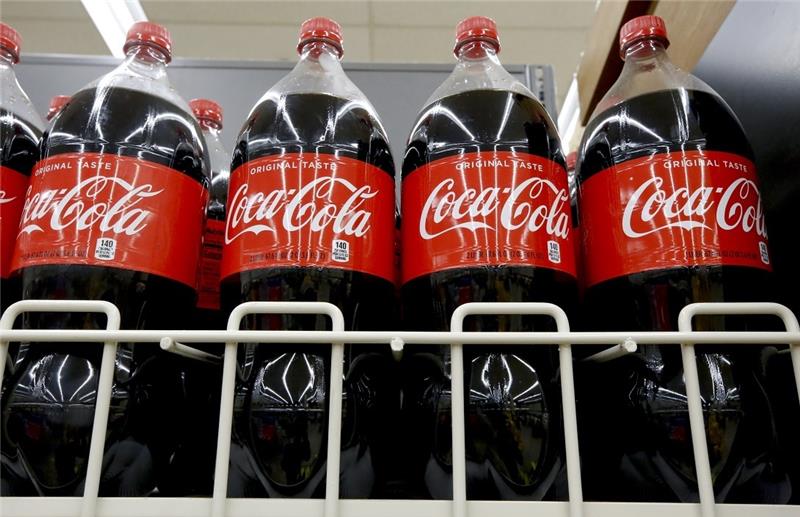 Streit um Preise: Gibt es bei Edeka bald keine Cola mehr? Coca-Cola drohte dem Edeka-Konzern mit Lieferstopp. Foto: Gene J. Puskar/AP/dpa