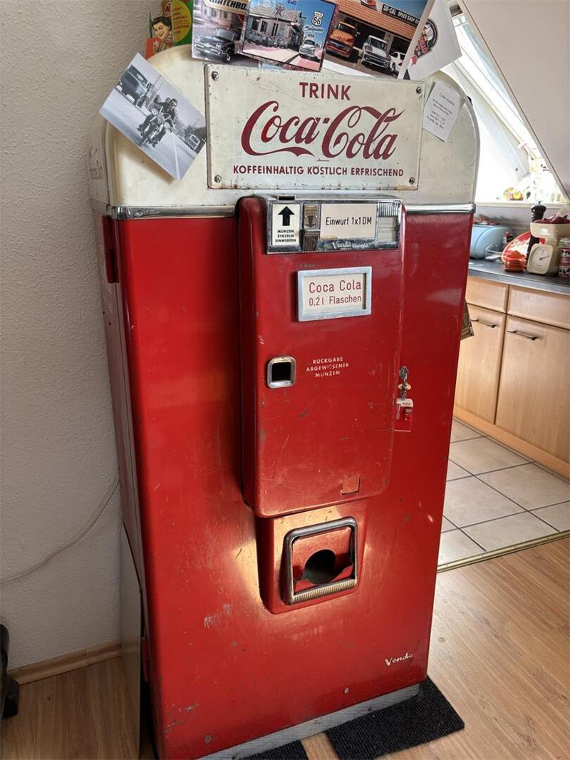 Coca-Cola ist bei Christian allgegenwärtig. Ein Cola-Automat aus den 1950er Jahren steht in seiner Küche.