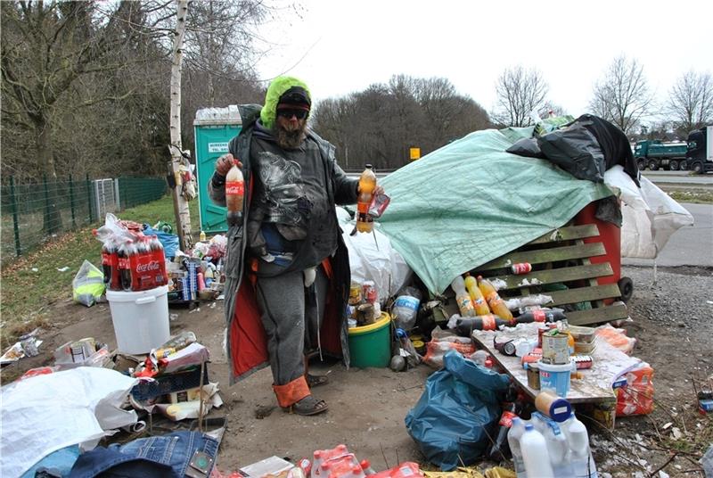 Coca-Cola ist tiefgefroren, Plastikflaschen platzen: Doch der Parkplatz-Nomade Marcel Suchomel kommt klar. Foto: Lohmann