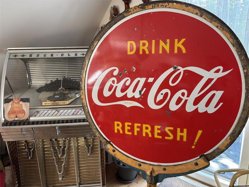 Coca-Cola machte schon früh Werbung für kühle Getränke an der US-Tankstelle. Dieses Schild wurde 1939 gebaut.