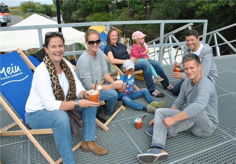 Cocktails auf dem Hafenanleger vor der Bootsfahrt: Sabine Korb-Chrosch, Steffi Herkules, Nadine und Clemens Schröder mit Lennart und Lena sowie Daniel König aus Horneburg (von links) lassen es sich gutgehen.
