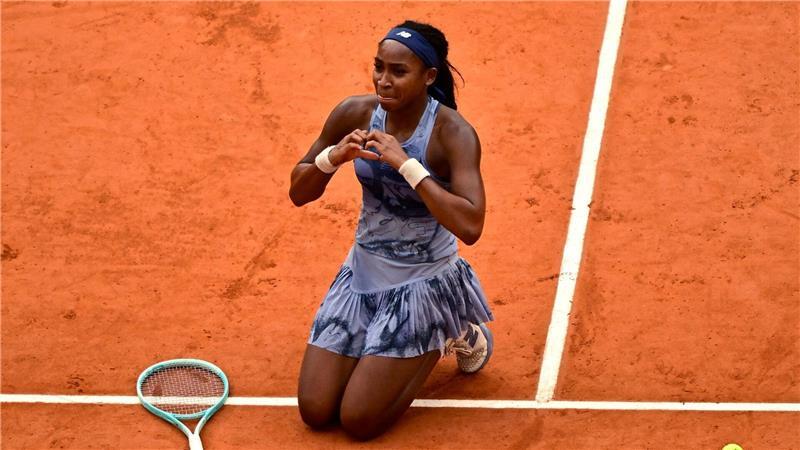 Coco Gauff kniet auf der roten Asche und feiert den Sieg in Paris.