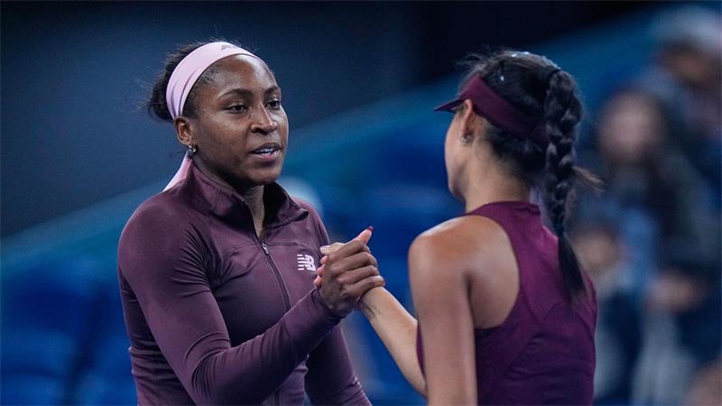 Nach Kontroverse: US-Tennisstar Gauff prangert Rassismus an Coco Gauff (l) gibt Sun Xinran die Hand, nachdem sie gewonnen hat.