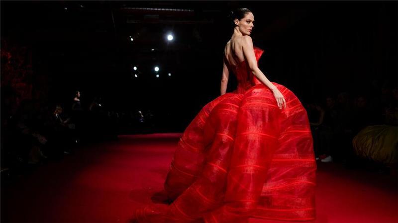 Coco Rocha läuft über den Laufsteg während der Christian Siriano Modenschau während der New York Fashion Week.
