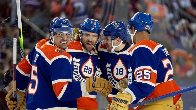 Oilers beenden Niederlagen-Serie in NHL vor großer Kulisse Cody Ceci (5), Leon Draisaitl (29), Zach Hyman (18) und Darnell Nurse (25) von den Edmonton Oilers feiern das Tor von Hyman.
