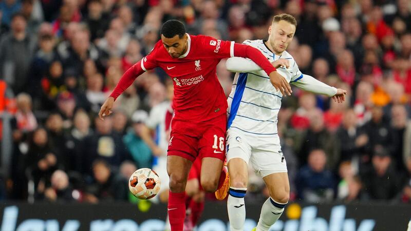 Liverpool vor dem Aus: 0:3-Heimpleite gegen Bergamo Cody Gakpo (l) und der FC Liverpool unterlagen Atalanta Bergamo überraschend deutlich mit 0:3.