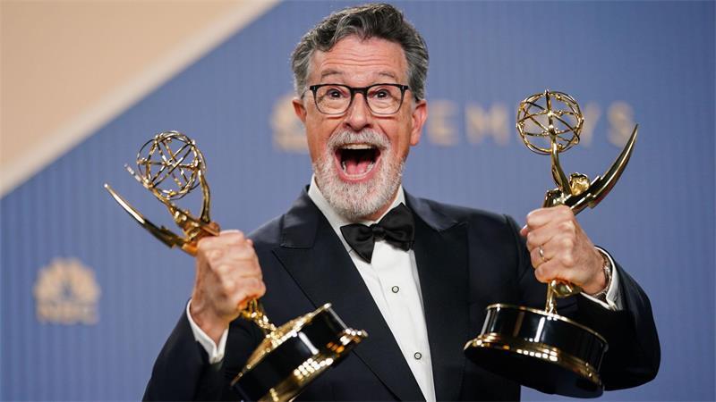 Comedy-Horror „Widow’s Bay“ erzielt Rekord bei Emmy-Gala Colbert blieb in seiner Dankesrede unpolitisch.