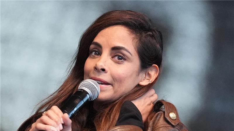 Collien Fernandes, Schauspielerin und Moderatorin, spricht auf der Bühne auf dem Hamburger Rathausmarkt während der Demonstration gegen sexualisierte Gewalt gegen Frauen.