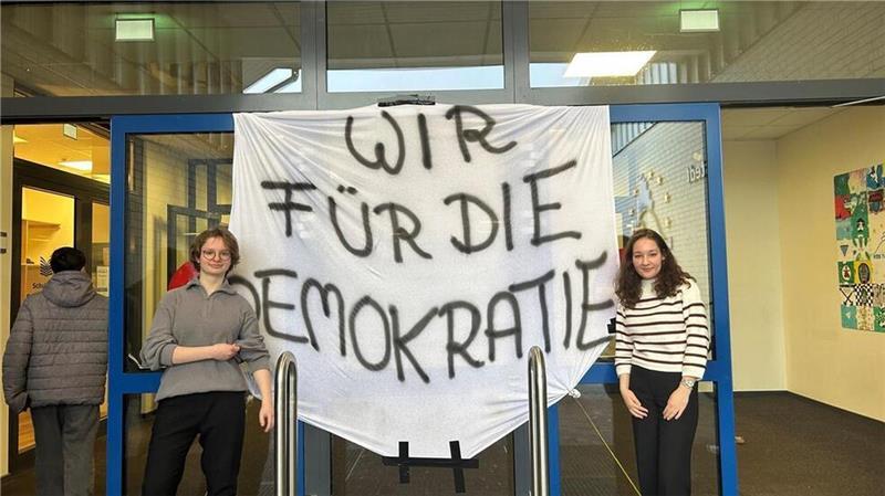 Collien Meyer und Antonia Müller von der Schülervertretung (SV) der KGS Tarmstedt stehen vor einem Transparent: Die Schülerinnen und Schüler stellten klar, dass die Schule für Vielfalt und Demokratie steht.