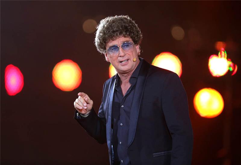 Comedian Atze Schröder steht bei der Verleihung des Deutschen Radiopreises in Hamburg auf der Bühne. Foto: Axel Heimken/dpa