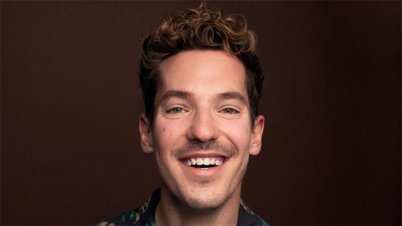 Erstes Solo von Nico Stank: Was eine Perücke mit seinem Bühnenerfolg zu tun hat Comedian Nico Stank bringt sein Publikum mit komischen Merkste-Selber-Momenten zum Lachen.
