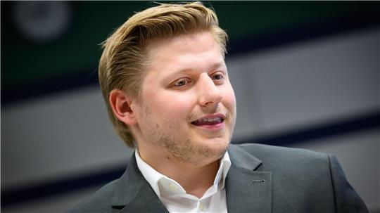 Comedian und Satiriker Sebastian Hotz alias El Hotzo beim Prozess in Berlin. (Archivbild) 
