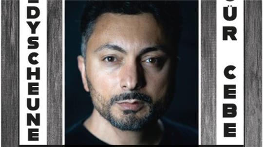 „Comedy-Scheune“: Der Kabarettist Özgür Cebe tritt in Drochtersen auf.