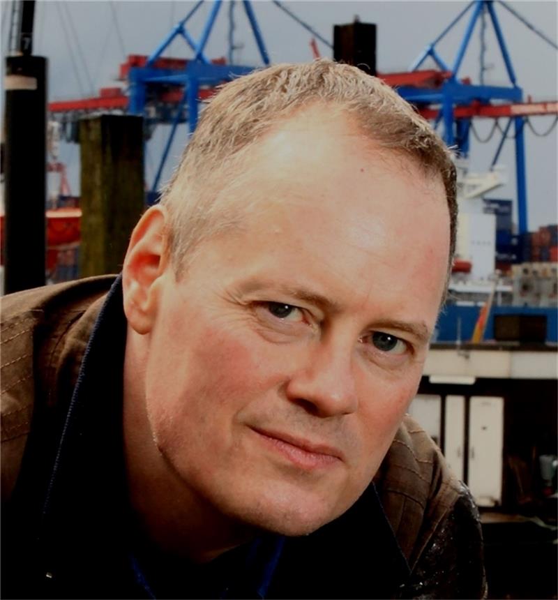 Comic-Autor und -Zeichner Stephan Hagenow aus Grünendeich ist erfolgreich mit „Kommissar Fröhlich“. Foto: Ulrike Schmidt