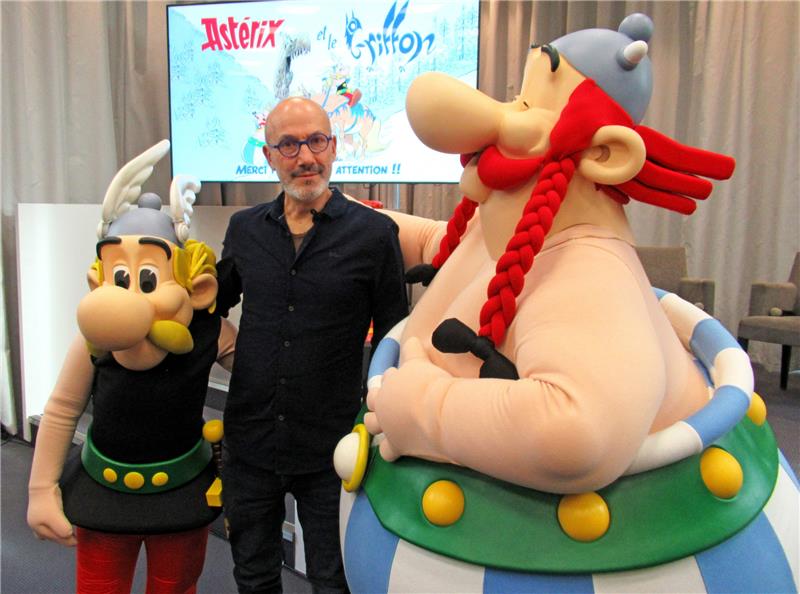 Comicautor Jean-Yves Ferri mit Asterix und Obelix Figuren bei der Vorstellung des neuen "Asterix"-Comics. Das Comic-Heft erscheint am 21.10.2021. Foto: Sabine Glaubitz/dpa