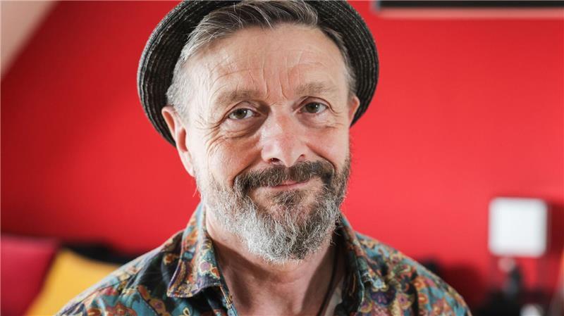 Ralf König wird 65 und ringt mit Siegfried Comicautor Ralf König wird am 8. August 65 Jahre alt.