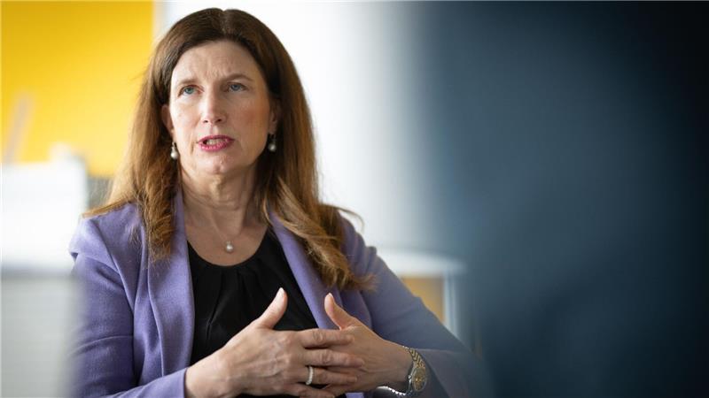 Commerzbank-Chefin Bettina Orlopp erklärt, wie sie eine Übernahme durch die Unicredit abwehren will.