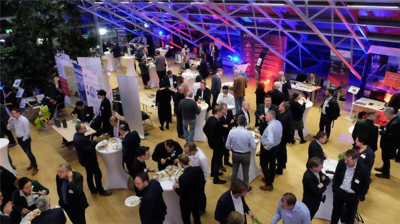 Das CFK-Valley feiert Geburtstag – Hunderte Jobs nach Stade gebracht Composites United feiert seinen 20-jährigen Geburtstag mit vielen Gästen in der Solarhalle.