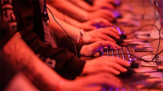 Computerspieler testen „World of Warcraft“ bei der Gamescom 2025. (Archivbild)
