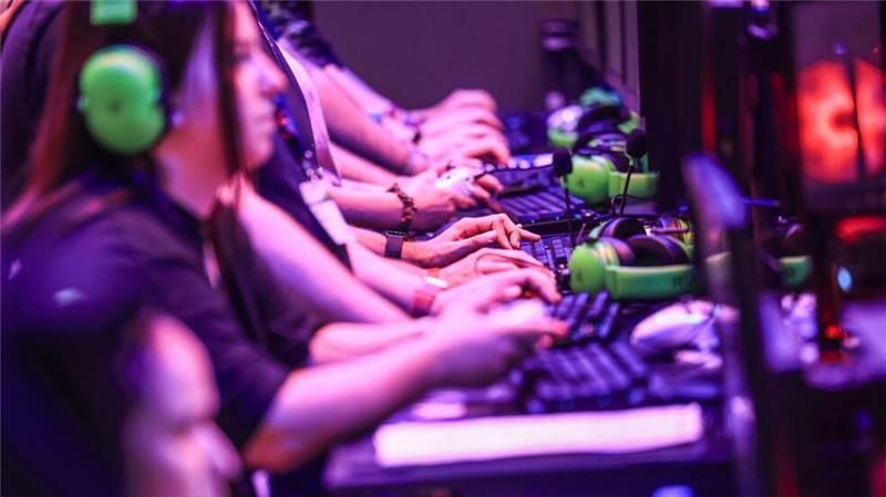 Games-Branche wird etwas optimistischer Computerspielerinnen und Computerspieler sitzen im August 2024 bei der Messe Gamescom vor Bildschirmen.