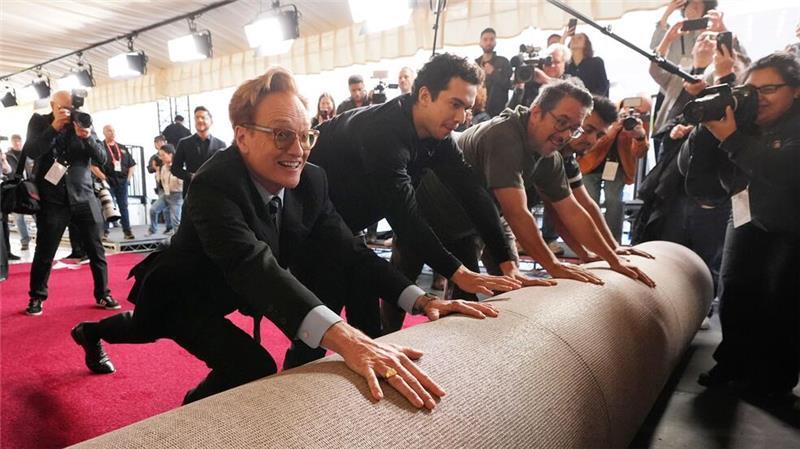 Conan O’Brien packt selbst mit an.