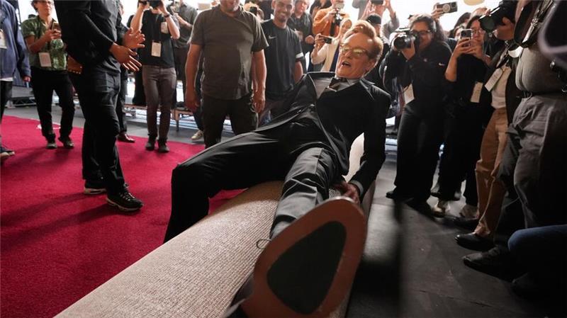 Conan O’Brien scherzt am roten Teppich