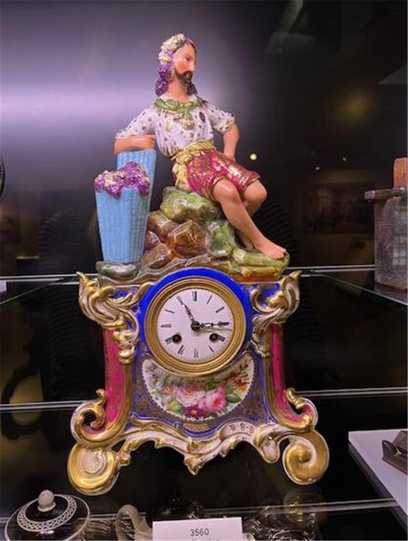 Die 5 skurrilsten Objekte im Schwedenspeicher Conchita-Wurst-Uhr aus Porzellan.