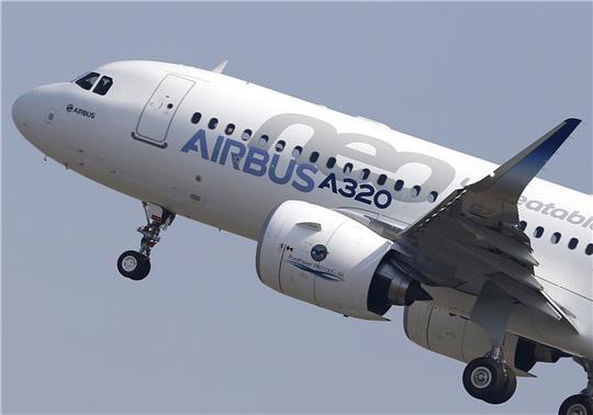 Condor hat 13 Mittelstreckenjets vom Typ A320neo bestellt. Foto:  Horcajuelo/EPA/dpa