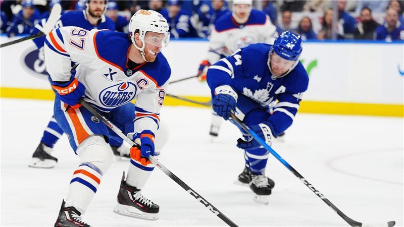 Connor McDavid (l) erzielte zwei Tore bei Edmontons Sieg in Toronto.