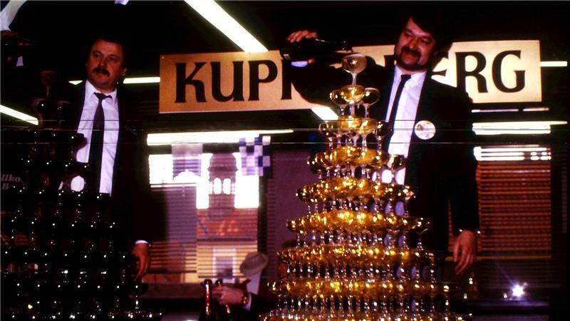 Conny Richters, Abteilungsleiter des Restaurants, und Lebensmittelabteilungsleiter Reiner Klintworth (rechts) schenken 1986 Sekt aus.