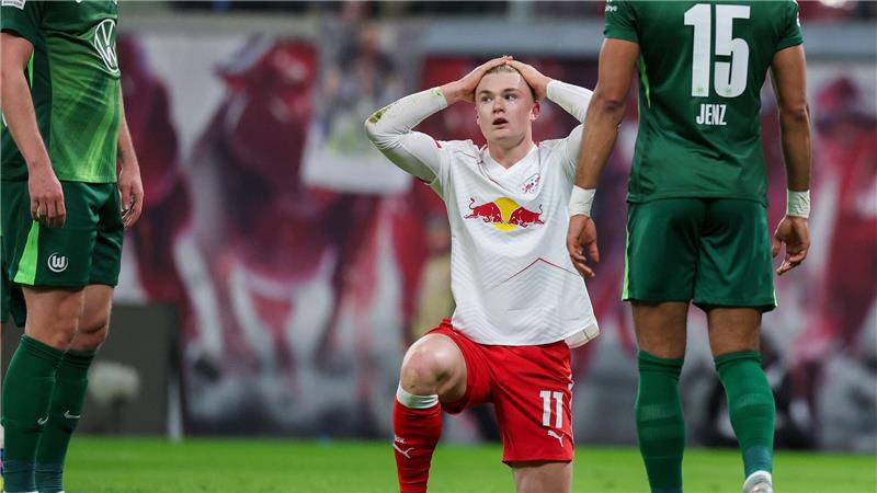 Kein Sieg nach Chef-Ansage: Leipziger Remis gegen Wolfsburg Conrad Harder (M) trauert einer verpassten Chance hinterher.