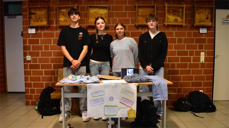 Constantin Lichtmess, Lina Best, Joyce Offermann und Keeno Allers designen nachhaltige Handtaschen aus alten Jeans. Dabei geht es um das UN-Nachhaltigkeitsziel Nummer zwölf: nachhaltiger Konsum und Produktion.