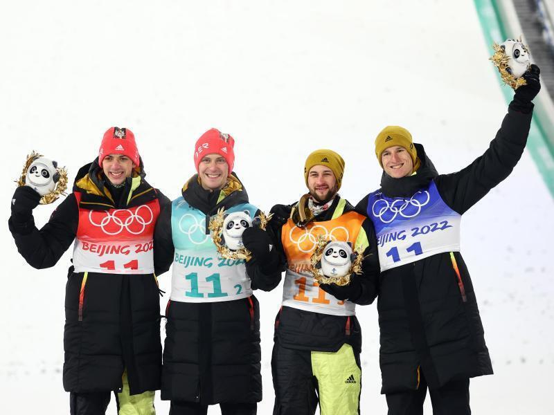 Constantin Schmid (von links), Stephan Leyhe, Markus Eisenbichler und Karl Geiger bei der Flower Ceremony. Foto: Daniel Karmann/dpa