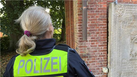 Constanze Becker von der Polizei Jork blickt auf den Tatort, mehrere Kupferrohre der Borsteler Kirche sind wie auch im vergangenen Jahr gestohlen worden. Archivfoto: Vasel