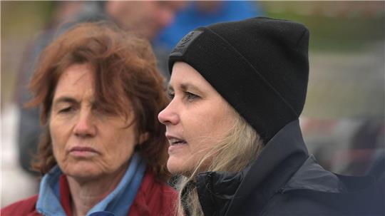 Constanze von der Meden von der privaten Rettungsinitiative für den gestrandeten Wal in der Ostsee sagt, es gebe einen Plan B für den Fall, dass der Wal sich selbst freischwimmt.