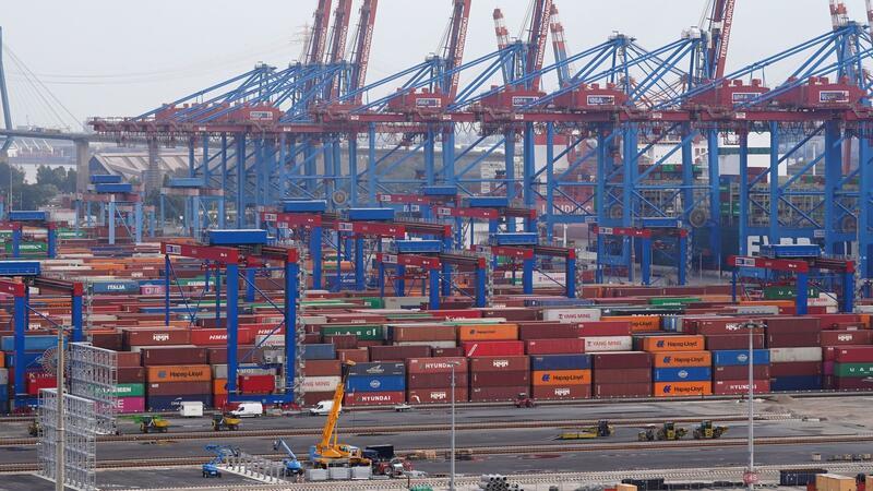 Ifo-Institut: Exportindustrie schöpft Hoffnung Container auf dem Terminal Burchardkai im Hamburger Hafen.