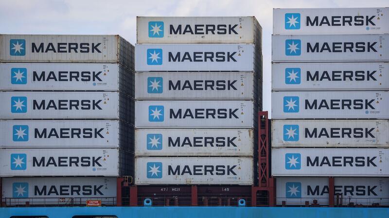 Container der Reederei Maersk stehen an Bord eines Frachters auf der Elbe bei Stade.