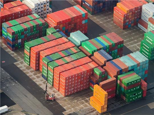 Container im Hamburger Hafen: Der Welthandel wächst 2022 laut WTO. Doch die Aussichten für 2023 sind weniger gut.