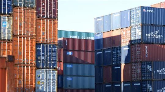 Container im Ulmer Umschlagbahnhof.