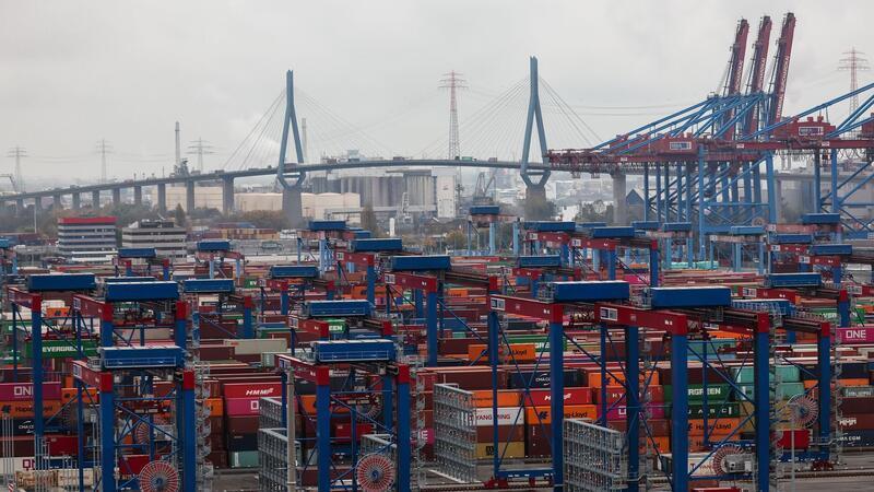 Container lagern auf dem Containerterminal Burchardkai im Hamburger Hafen.