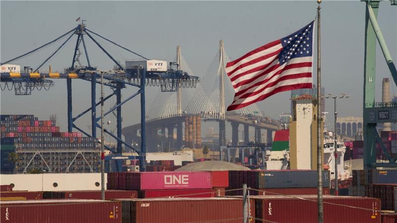 Internationale Konflikte und Trump beschäftigen Schifffahrt Container stapeln sich im Hafen von Los Angeles. (Archivbild)