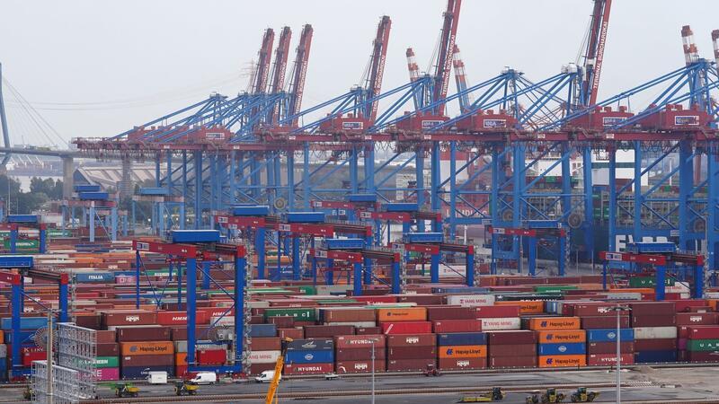 Hamburger Hafen erzielt schlechtestes Ergebnis seit fast 15 Jahren Container stehen auf dem Container Terminal Burchardkai im Hamburger Hafen.