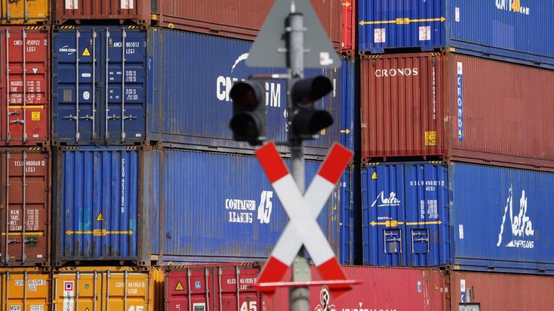 Container stehen gestapelt auf einem Terminal im Hamburger Hafen.