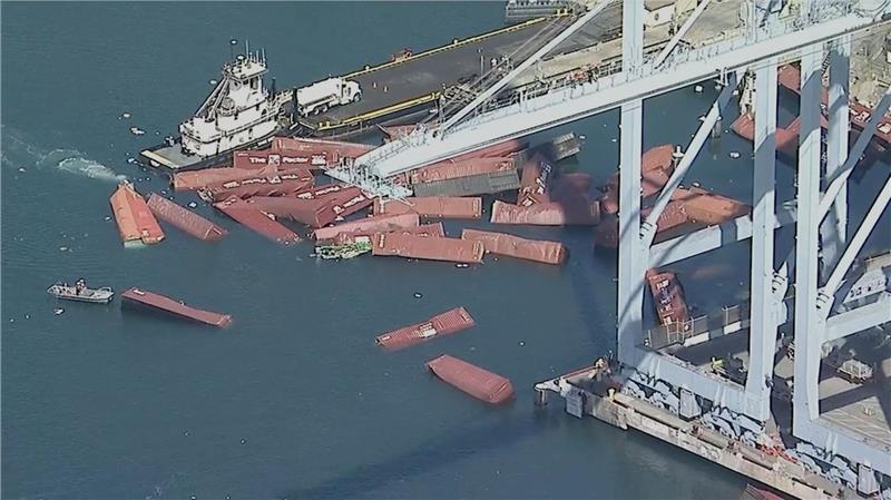 Container stürzen im Hafen von Long Beach ins Meer