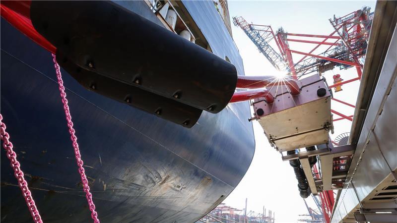 Wie nachhaltig sind Häfen, Logistik und Schifffahrt? Container- und Kreuzfahrtschiffe müssen ab 2030 mit Landstrom versorgt werden. (Archivbild)